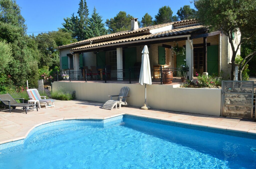 Villa L'Oeillade in Provence met het zwembad en de tuin